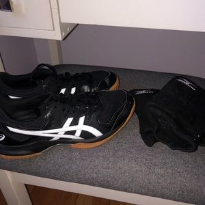 Volleyball shoes gel rockets ASICS with volleyball knee pads mizuno